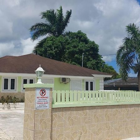Budget & Basic In Local Neighborhood, 7Min Drive To Downtown Nassau Beach Paradise Apartman Kültér fotó