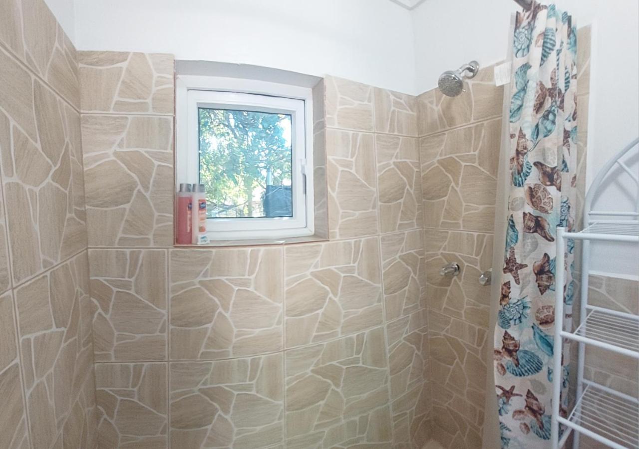 Budget & Basic In Local Neighborhood, 7Min Drive To Downtown Nassau Beach Paradise Apartman Kültér fotó